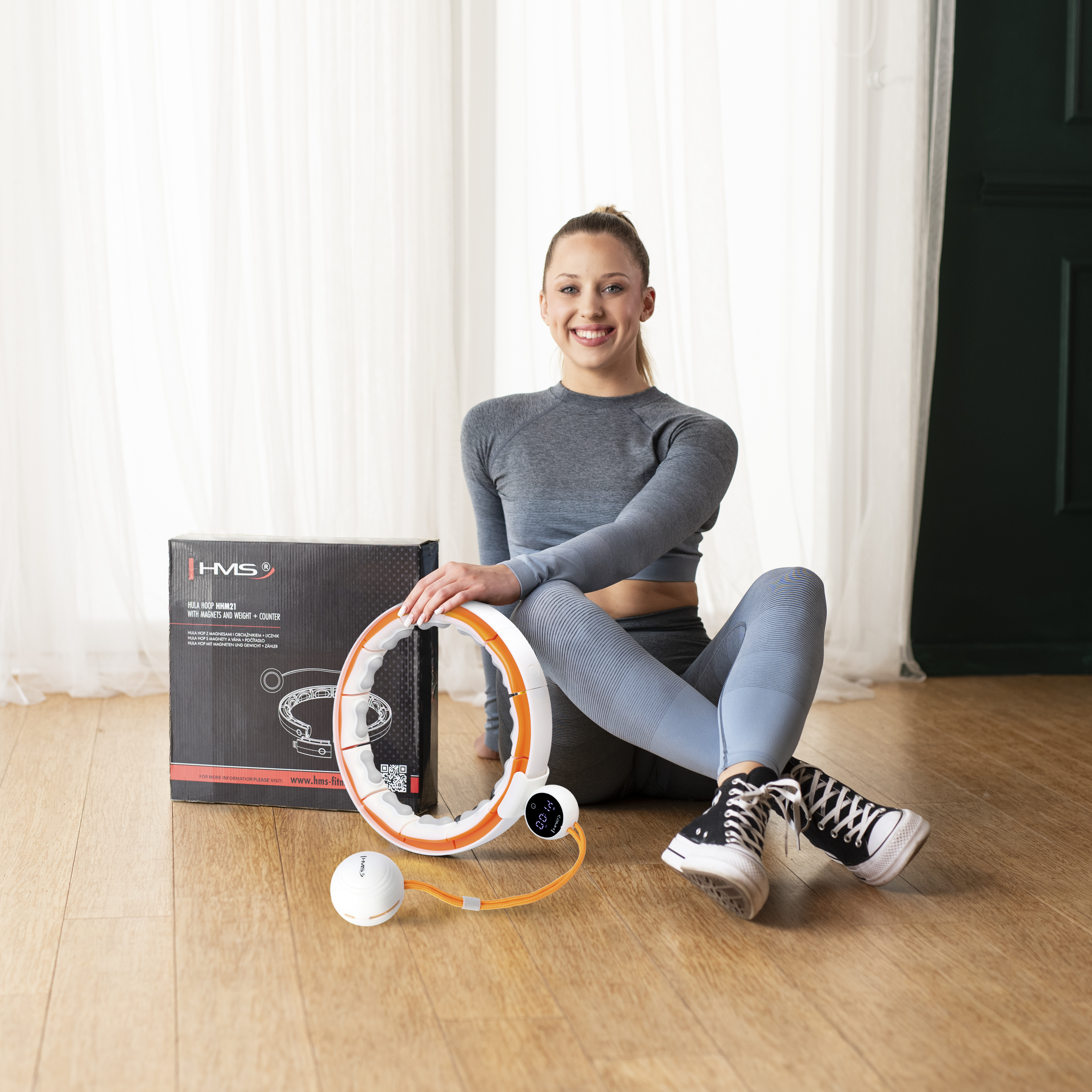 Masážní hula hoop HMS HHM21 se závažím, magnety a počítadlem bílá/oranžová