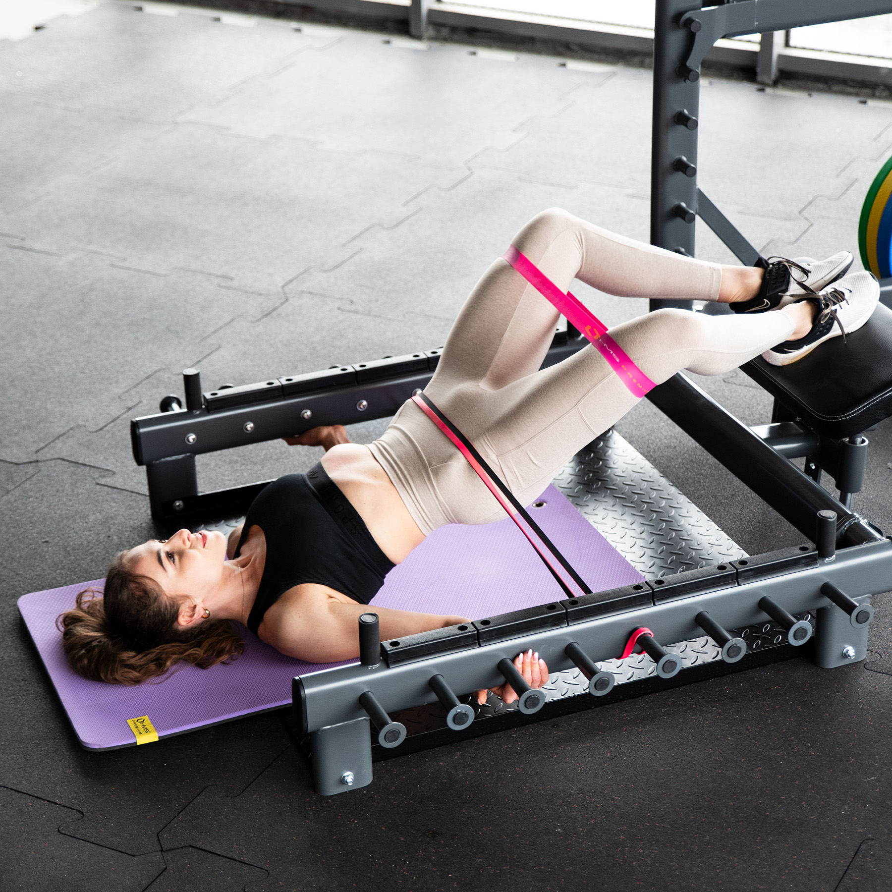 Multifunkční stojan s platformou pro zvedání činek a Hip Thrust HMS SMP01