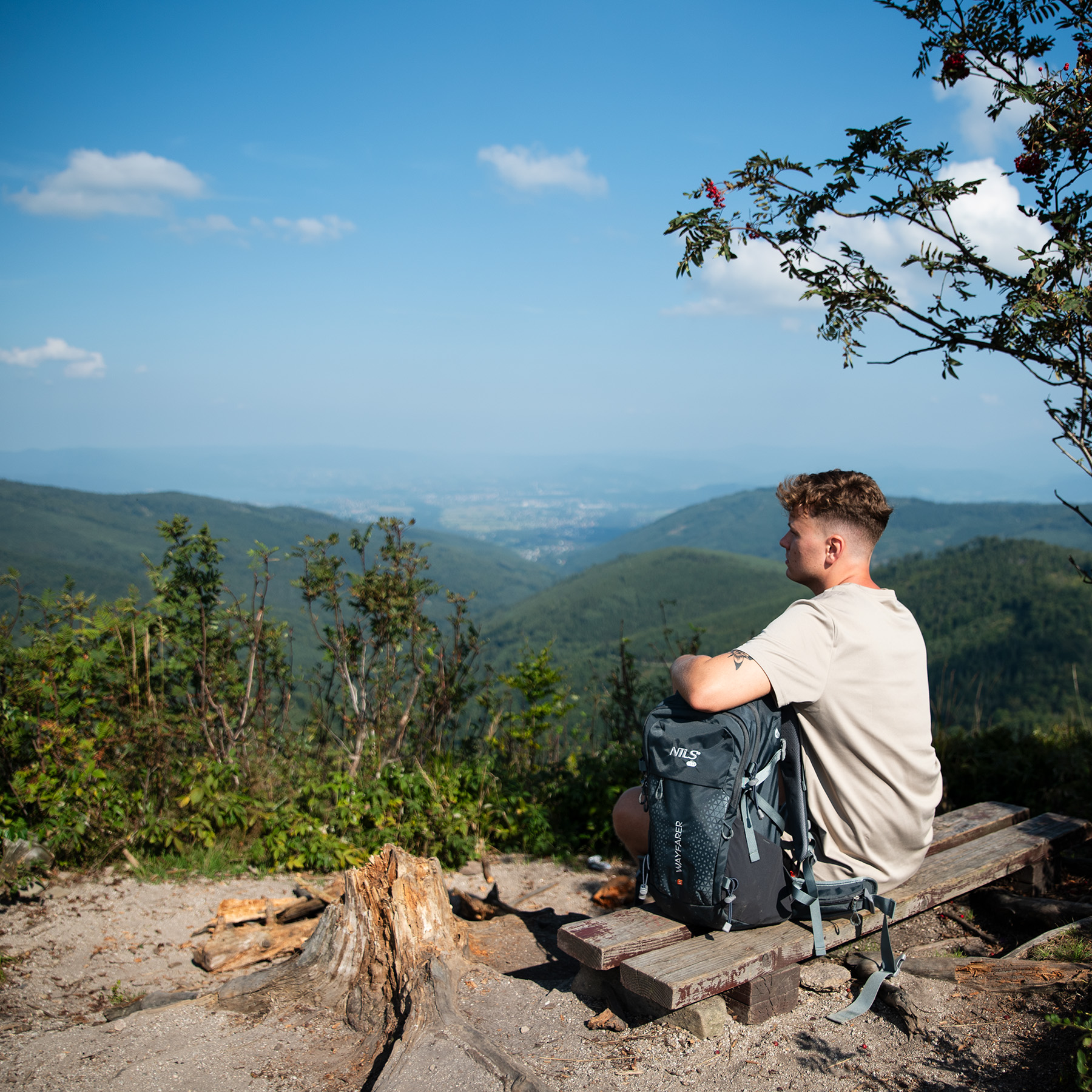 Turistický batoh NILS Camp NC1925 Wayfarer 35L šedý